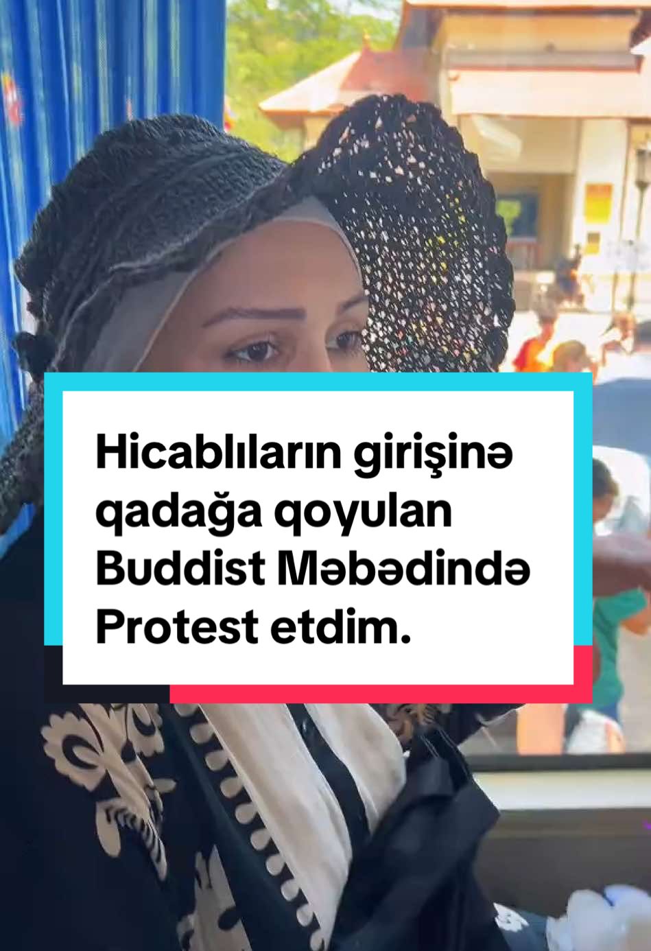 💡Belə bir alıntı var ki, “ Kimse kimsenin inancına karışamaz, çünki her kesin ona inanmak için mutlak bir sebebi vardır”. 2025-ci ilə girməyimizə sayılı günlər qaldığı bir vaxtda, hələ də din, dil, irq və bu kimi cəhətlərə görə insanlara qadağalar qoyulması məni həm əsəbləşdirir həm də heyrətləndirir pis mənada. Düzdür, bu inkişafla və bənzəri bir çox məsələ ilə əlaqəlidir, illərin keçməsi ilə yox. Ancaq hər bir halda, tur zamanı qarşılaşdığım bu hadisəyə öz üslubumla etiraz etmədən dayana bilmədim.  İnsanları incitmək çox asandır, onların inancına, dəyərlərinə toxunmağa cəhd etmək də bunlardan biridir. Çalışaq digərini, çətin olanı edək.  Hörmət, sevgi və mərhəmətlə yaşayaq  :) 🌸✨ PS: Hüseyn Həsənov ilə qısa müddətlik yol yoldaşlıqlarım olsa da çox şey öyrənmişəm, elə protesto etməyi də yəqin ki ondan öyrənmişəm😊 #keşfet #protesto #baku 