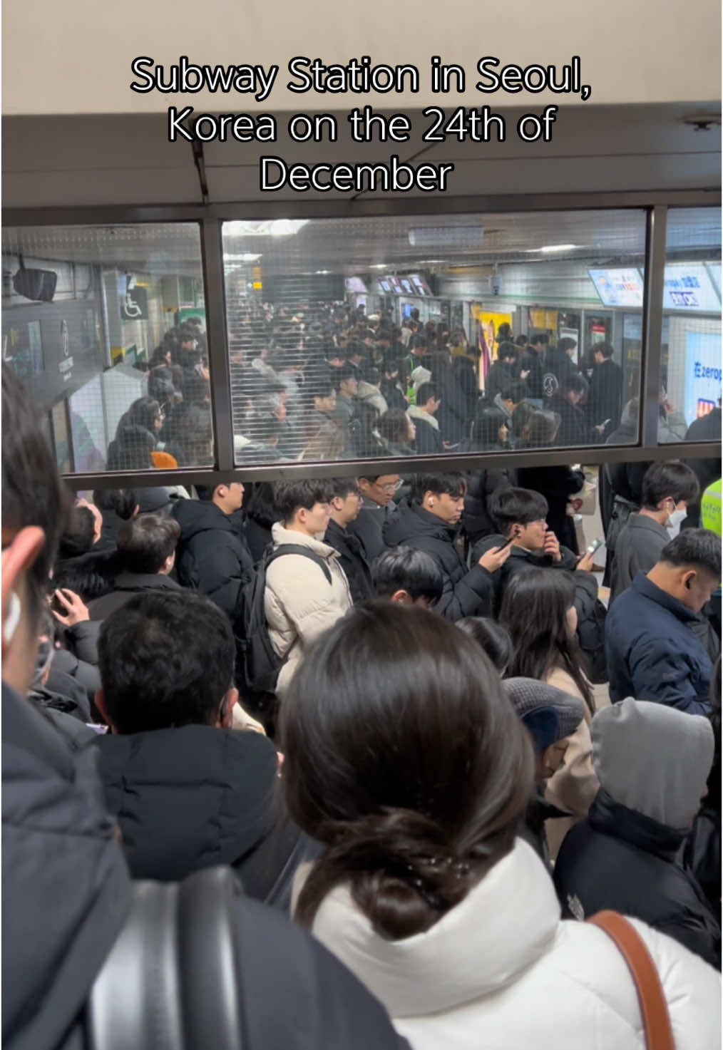 No pushing, quiet #seoul #subway #line2 #crowded #people #crowd #metro #ubahn 