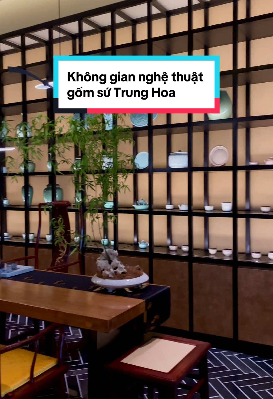 🍵 Đỗ Trà Sài Gòn không chỉ là nơi để tìm về hương vị trà đạo truyền thống, mà còn là một không gian độc đáo để bạn hòa mình vào vẻ đẹp của gốm sứ Trung Hoa cổ điển. Từng chiếc bình, từng ấm trà, mỗi bộ chén đều kể lại câu chuyện của nghệ thuật và lịch sử, giúp bạn cảm nhận sự tinh tế và sâu lắng trong từng đường nét thủ công. #dotra #dotrasaigon #dotraartist #tradao #thucong #thuongtra #uongtra #KĐTSala