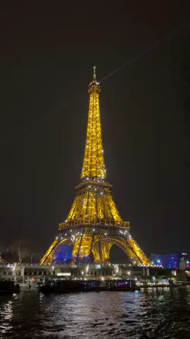 Paris by night ❤️✨ The Eiffel Tower looks absolutely stunning. A magical view that never gets old. #ParisVibes #EiffelTower #ParisAtNight #DreamDestination #France