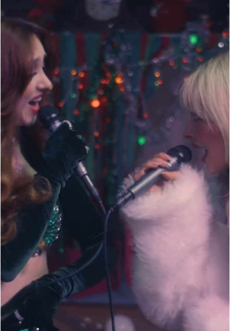 Em seu novo especial de natal da Netflix, A Nonsense Christmas, que estreou no inicio de dezembro, Sabrina Carpenter convidou Chappell Roan para um dueto clássico natalino Last Christmas do Wham. As duas cantaram o hit de 1984 enquanto liam a letra no estilo karaokê.  O primeiro especial de TV de Natal da cantora também contou com uma série de convidados surpresa, incluindo Tyla para uma versão de This Christmas, Shania Twain para um dueto de Santa Baby e Kali Uchis, que se juntou a Carpenter para uma apresentação de I Saw Mommy Kissing Santa Claus. #sabrinacarpenter #chappellroan #natal