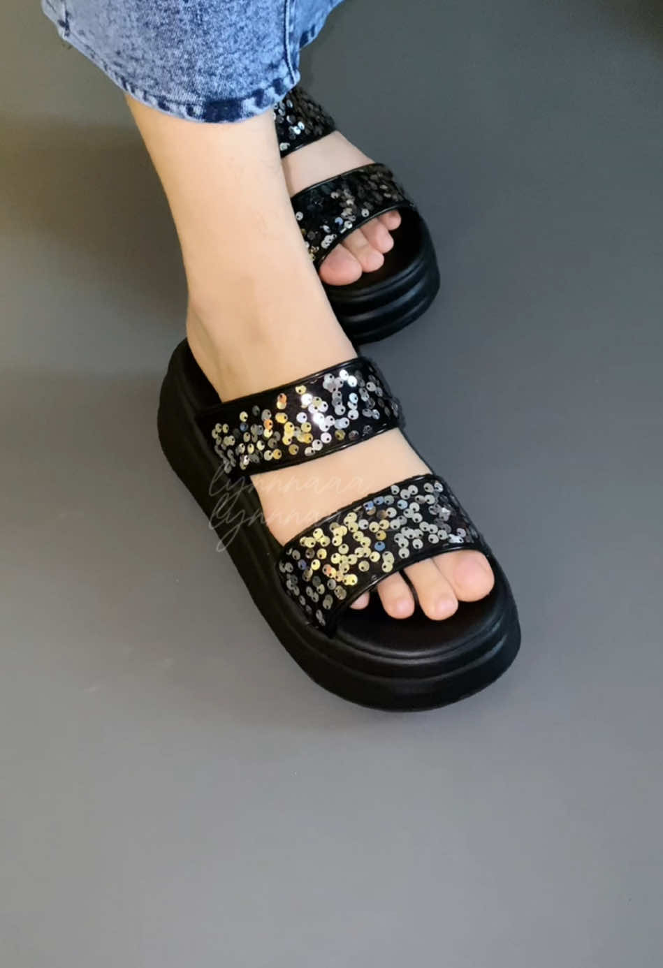 Sandalnya cantik banget,harganya juga murceee,bahan karet eva premium, ringan, empuk, lembut, nyaman di pakai tidak licin 😍 sandalwanita #sepatu #trending #fashiontiktok #videoviraltiktok #sandalaesthetic #sandalcantik #rekomendasi #sandalcantik #fashion #OOTD #videoviral #sepatuwanita #wibgajian #paydaysale #yearendsale 