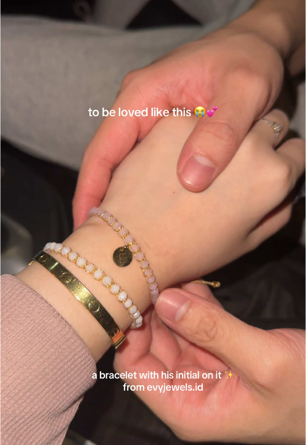 To be loved like this 🥺 dapet gelang initial pacar so cuteee. Gem bracelets from evyjewels.id #pov #fyp #gelang #waterproof #idekado #gelangbatu #gelangawet #gembracelets #promisering #boyfriend #friendshipbracelets #jewelry #gift 