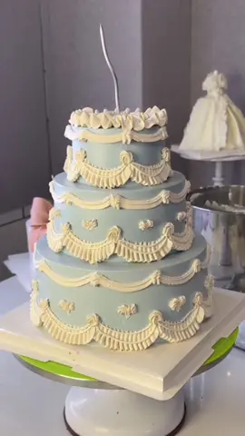 Vintage 3layer #fyp #cakedecorating #cutecake #merrychristmas #3layercake 