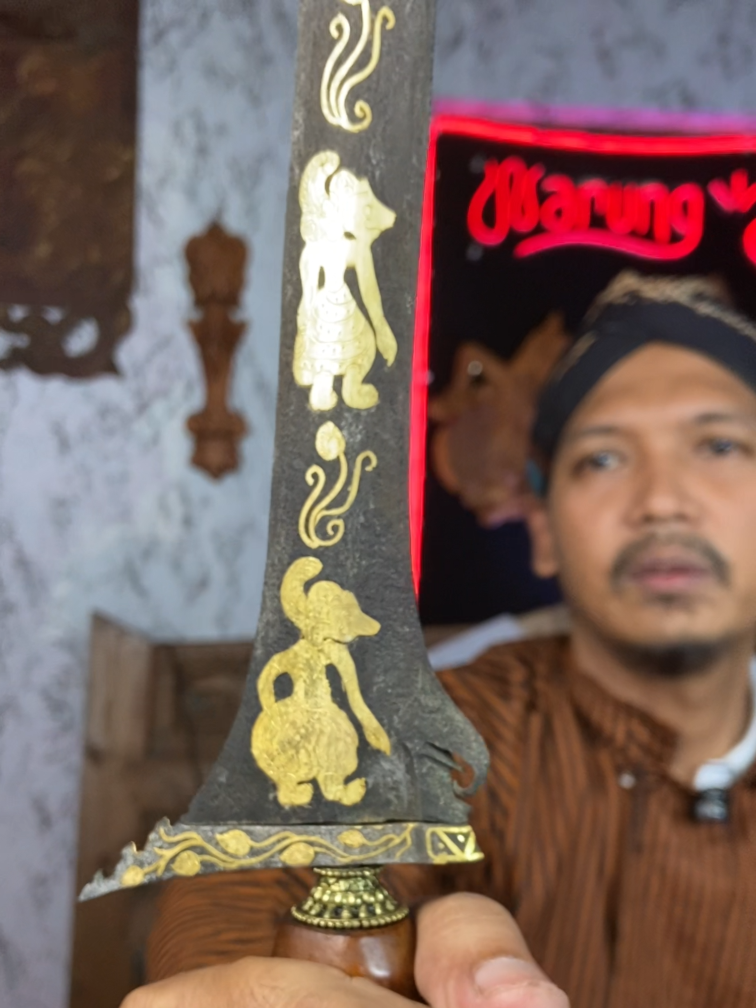 Keris pamor Durgo Ngerik dengan relief Pandawa Lima kinatah emas... Koleksi Warung Antik... #warungantik #keris #kerispusaka #pusakaindonesia #budaya #budayajawa #kerispusakaindonesia #kerisnusantara #kerismataram #kerisantik #keristuban #kerisraksasa #budayaindonesia #ethnic #pusaka #pusakanusantara #history #etnik #kuno #antik #majapahit #sriwijaya #medang #kerajaanmedang #medangkamulan #bethok #kadga #tilam #wedung #budha #buddha