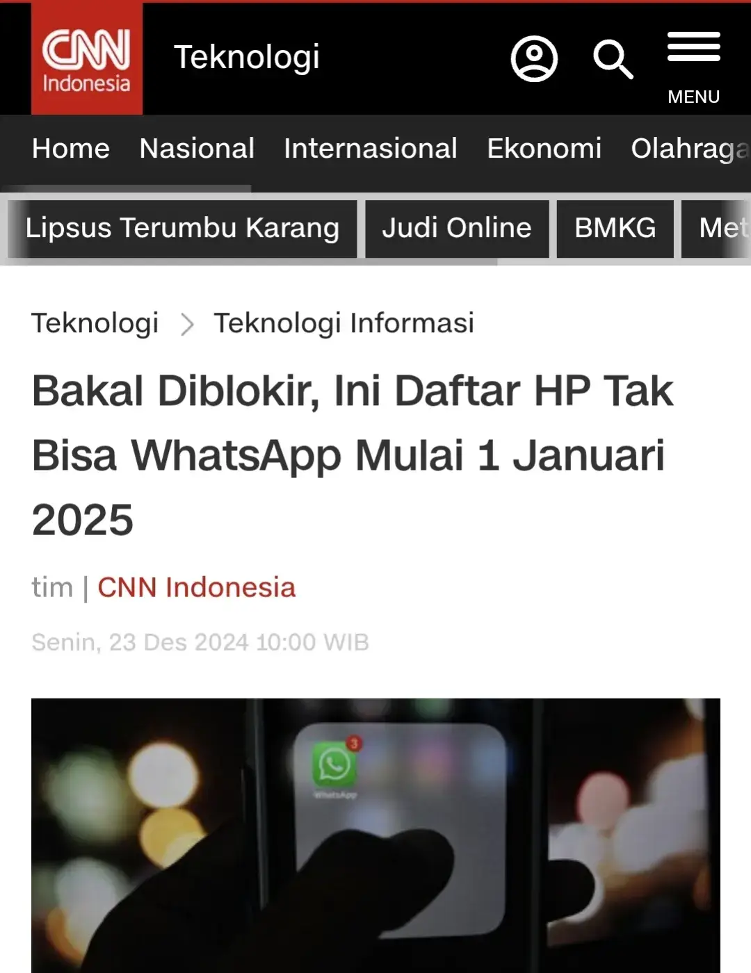 CNN Indonesia melaporkan bahwa WhatsApp akan berhenti mendukung sejumlah ponsel lawas mulai 1 Januari 2025. Meta, perusahaan di balik WhatsApp, menyatakan bahwa perangkat lama tidak lagi mendukung fitur terbaru, termasuk integrasi AI. Berikut beberapa ponsel yang tidak bisa menggunakan WhatsApp mulai 2025: Samsung: Galaxy S3, Note 2, S4 Mini Motorola: Moto G (1st Gen), Razr HD, Moto E 2014 HTC: One X, Desire 500 LG: Optimus G, Nexus 4 Sony: Xperia Z, Xperia V Pengguna disarankan segera melakukan backup data dan upgrade perangkat. Meta juga mengingatkan pengguna iPhone dengan iOS di bawah versi 15.1 untuk melakukan upgrade sebelum Mei 2025. Langkah ini dilakukan karena inovasi teknologi seperti AI memerlukan perangkat keras yang lebih modern.