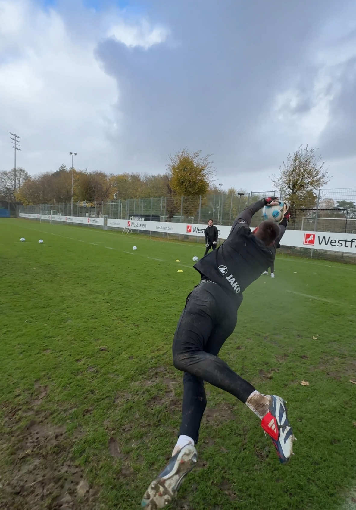 High diving with Morten of Preussen Münster and coach @JUSTUSGOALKEEPERS 🦅 #goalkeeper #goalkeepers #goalkeepertraining 