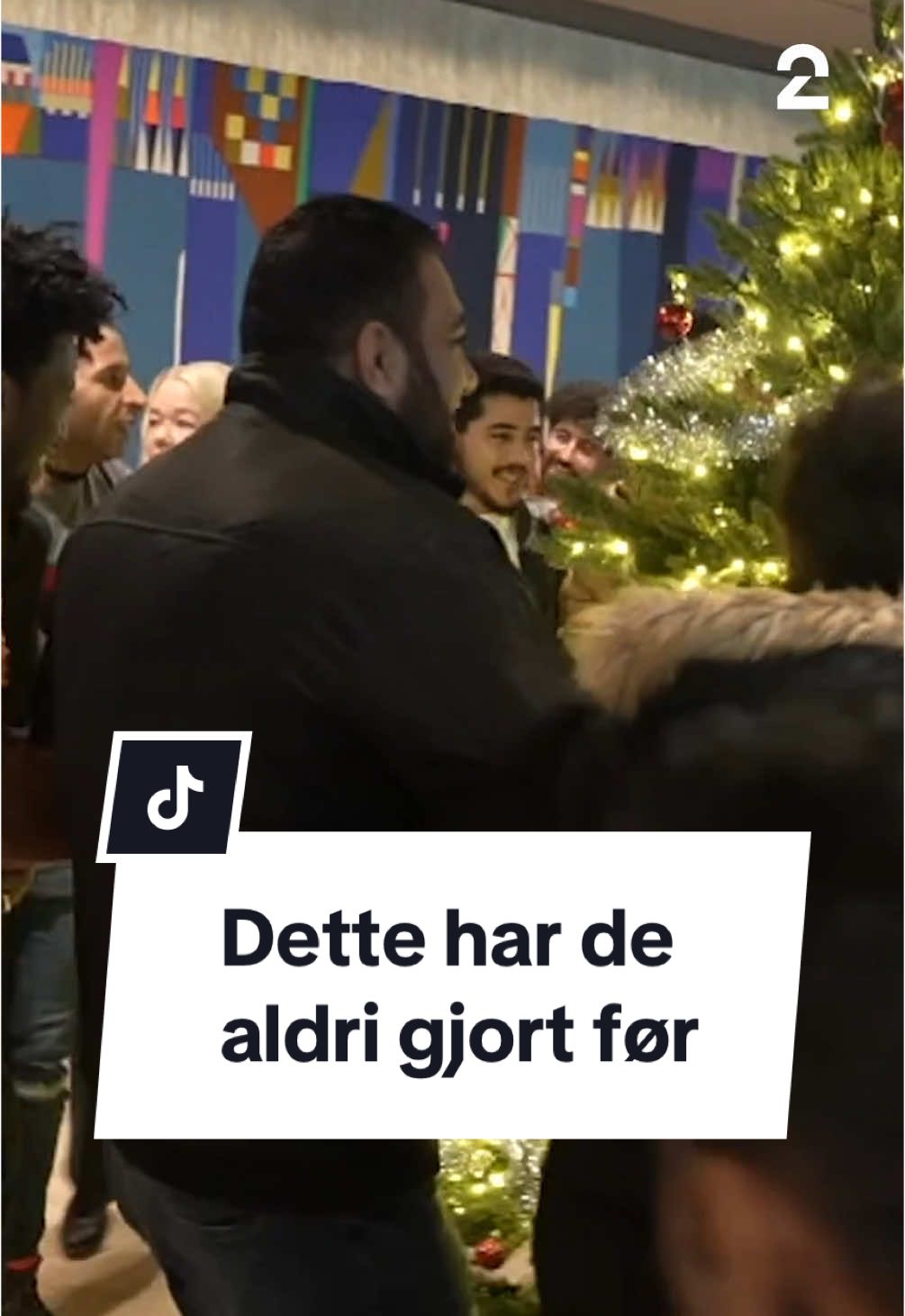 Flyktninger fra 49 ulike land samlet seg før jul, og for mange er dette første gang rundt juletreet. #jul #juletre #tv2