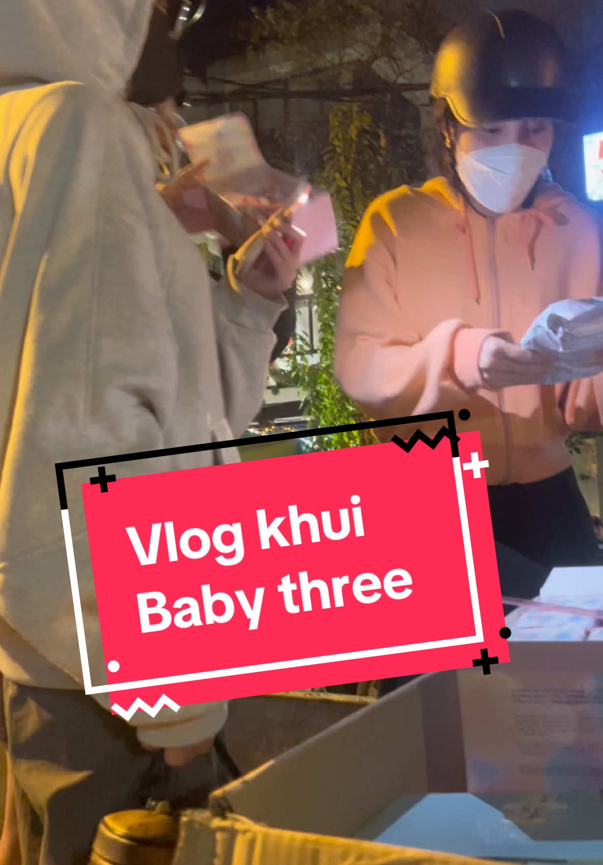 Bóc baby three trên xe tải dạo nhà @Huỳnh Chính.  Ê tính ra hơn 100k tuỳ size mà có kỉ niệm sổ xố vui trời 😆 Tay thúi Trúc Vy - má Phượng Như hồng cụp ngon lành liền 😫 Nguyệt Hà #ChuotBridal #duyanhnguyen #quynhon #babythree 