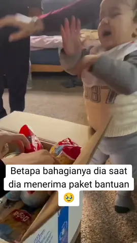 kamu bahagia kami menangis melihatmu nak😭 bayi kecil ganteng Ismail yang terlahir saat perang, ketika menerima paket bantuan seakan mengerti karna selama ini berlangsung belum pernah merasakan mendapatkan bantuan seperti itu🥹  #gazanews 