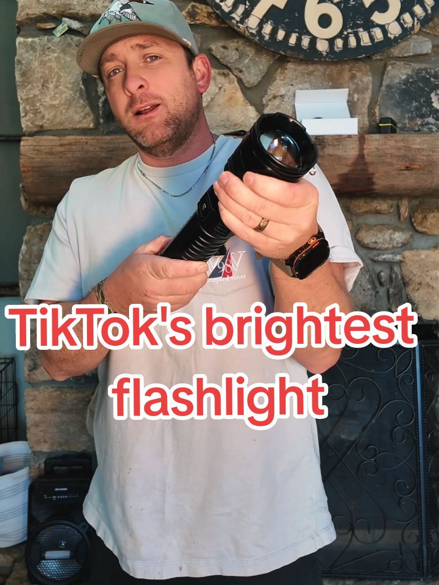 This is the brightest flashlight on TikTok if you don't think so, send me the one that's brighter than this #flashlight #spotlight #floodlight #Brightlight #nextlevelvido #holidayhaul #tictokshopblackfriday #mademyyear 