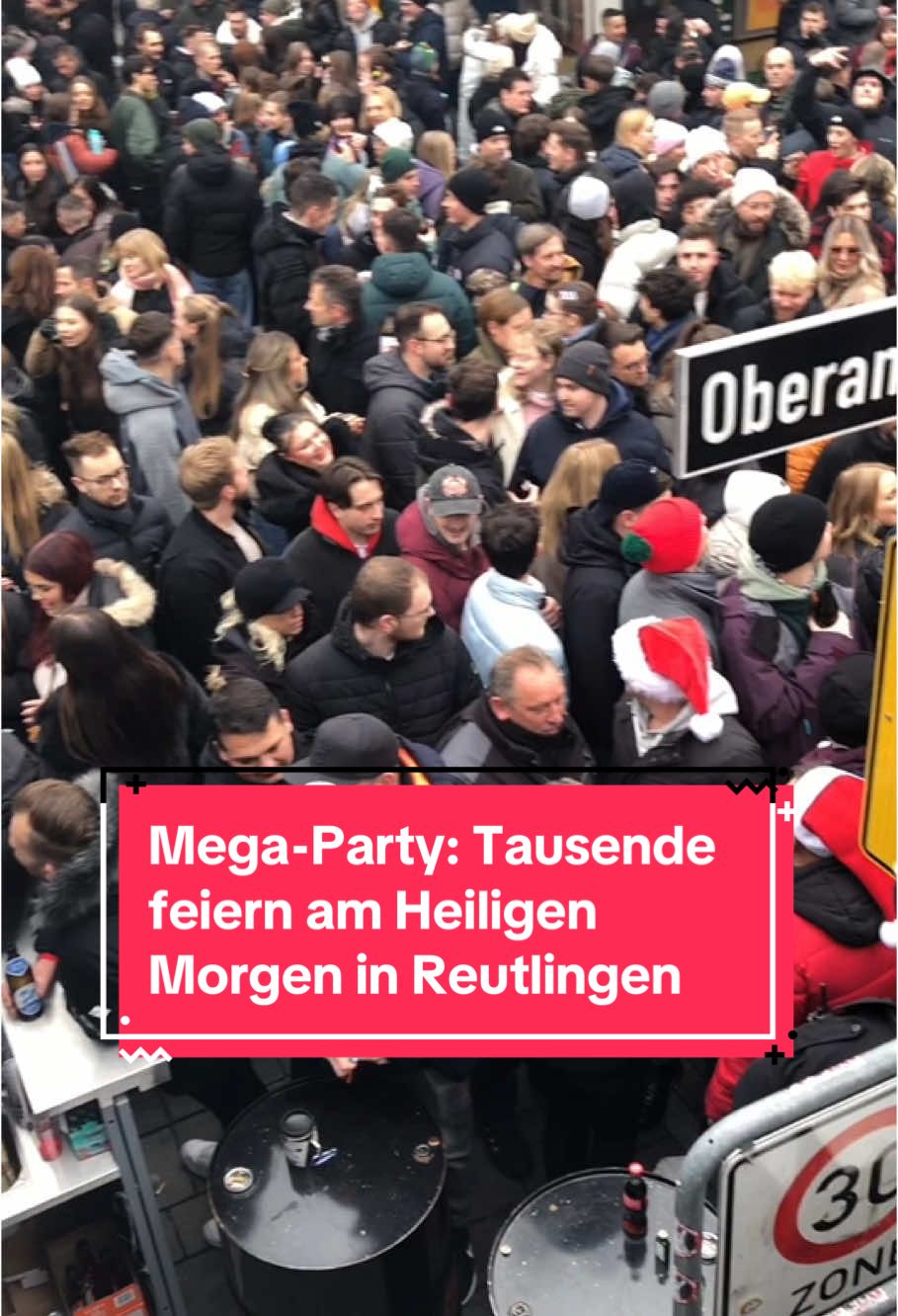 🥳 Die Reutlinger Innenstadt platzt aus allen Nähten: Rund 5.000 Menschen drängten sich am traditionellen Heiligen Morgen vor allem am Bermudadreieck und am Markplatz und feierten ausgelassen und friedlich miteinander. #Love #viral #foryou #foryoupage #reutlingen #reutlingencity #erlebreutlingen #heiligermorgen #heiligermorgenreutlingen #nurlieben #party #weihnachten #tradition #gea #reutlingergeneralanzeiger