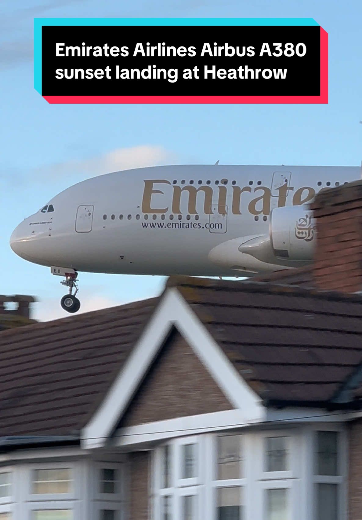 The Giant Airbus A380 flies low over the houses! 🤩✈️ #airbus #Airbusa380 #emirates #airplane #landing #airport #heathrow #fyp