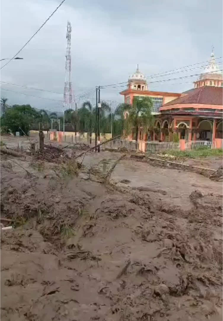 Bencana Banjir di Kendit hari ini (24/12) juga menggenangi Masjid, rumah warga dan beberapa akses masyarakat setempat. Banjir terjadi akibat luapan sungai yang dipenuhi sampah. #situbondoinfo #infositubondo #banjir #situbondo #kendit 