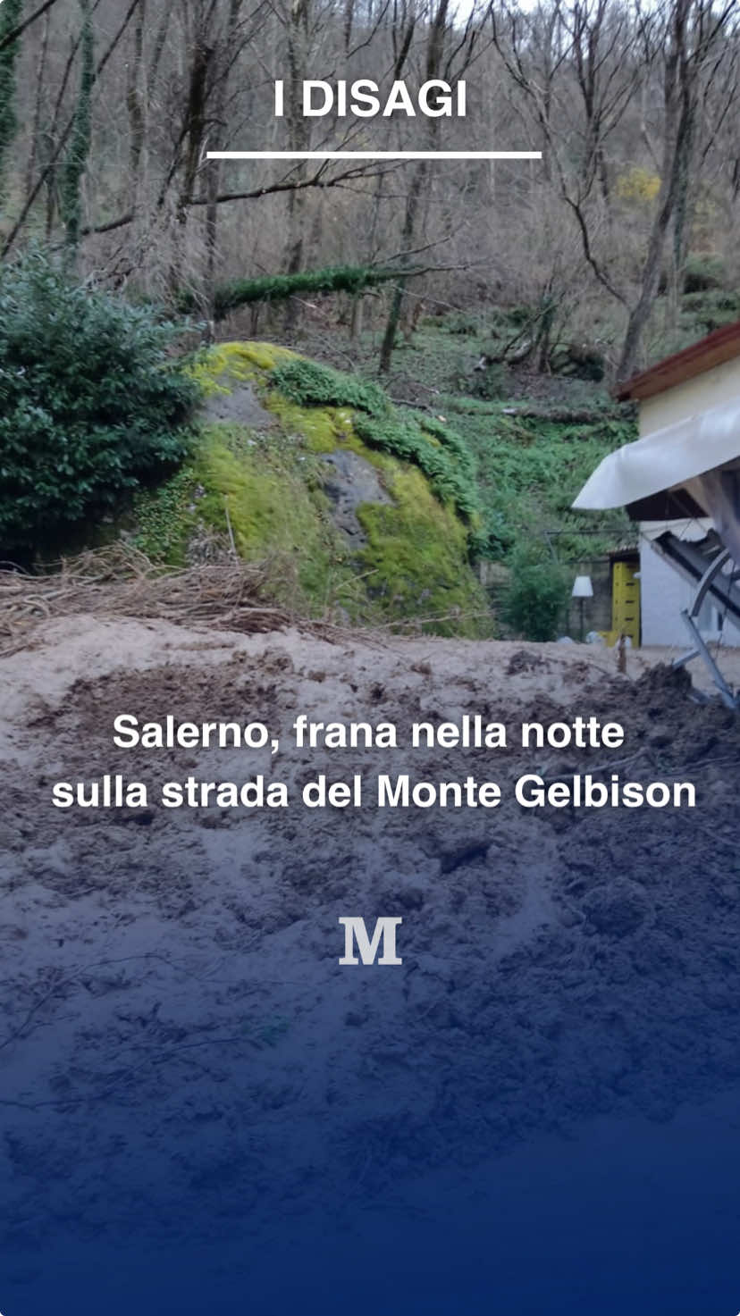 Una frana ha interessato nella notte la strada di accesso al Monte Gelbison (Salerno), causando ingenti danni e disagi. Secondo una prima ricostruzione, il cedimento si sarebbe originato dai pendii della montagna che sovrastano il parcheggio del ristorante “La Montanara”. Terra, pietre e detriti si sono riversati verso il basso, colpendo parte della struttura del locale e proseguendo la corsa fino al fiume sottostante, sradicando anche alcuni alberi lungo il percorso 📹 di Carmela Santi  #frana #salerno #montegelbison #ristorante #soccorso #alberi #montagna #pericolo #parcheggio #ilmattino 