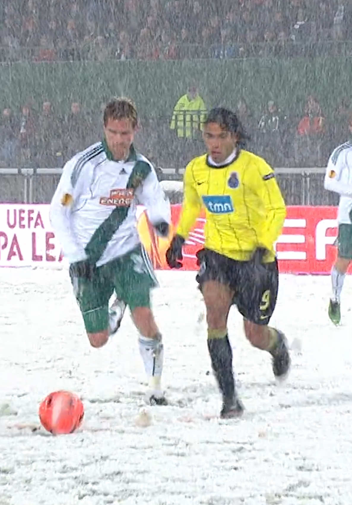 Falcao having fun in the snow 😅❄️ #UEL 