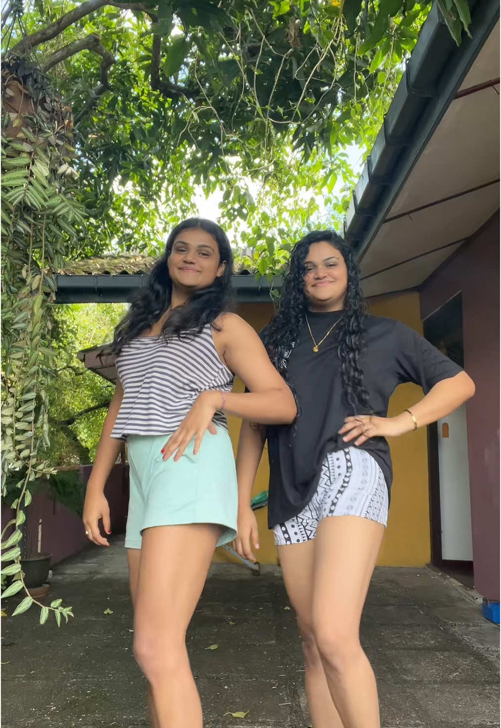 #twins #browntok #fitcheck #fyppoooooppppppppppppppp #srilankan_tik_tok🇱🇰 #browntiktok @udarikandumulla 