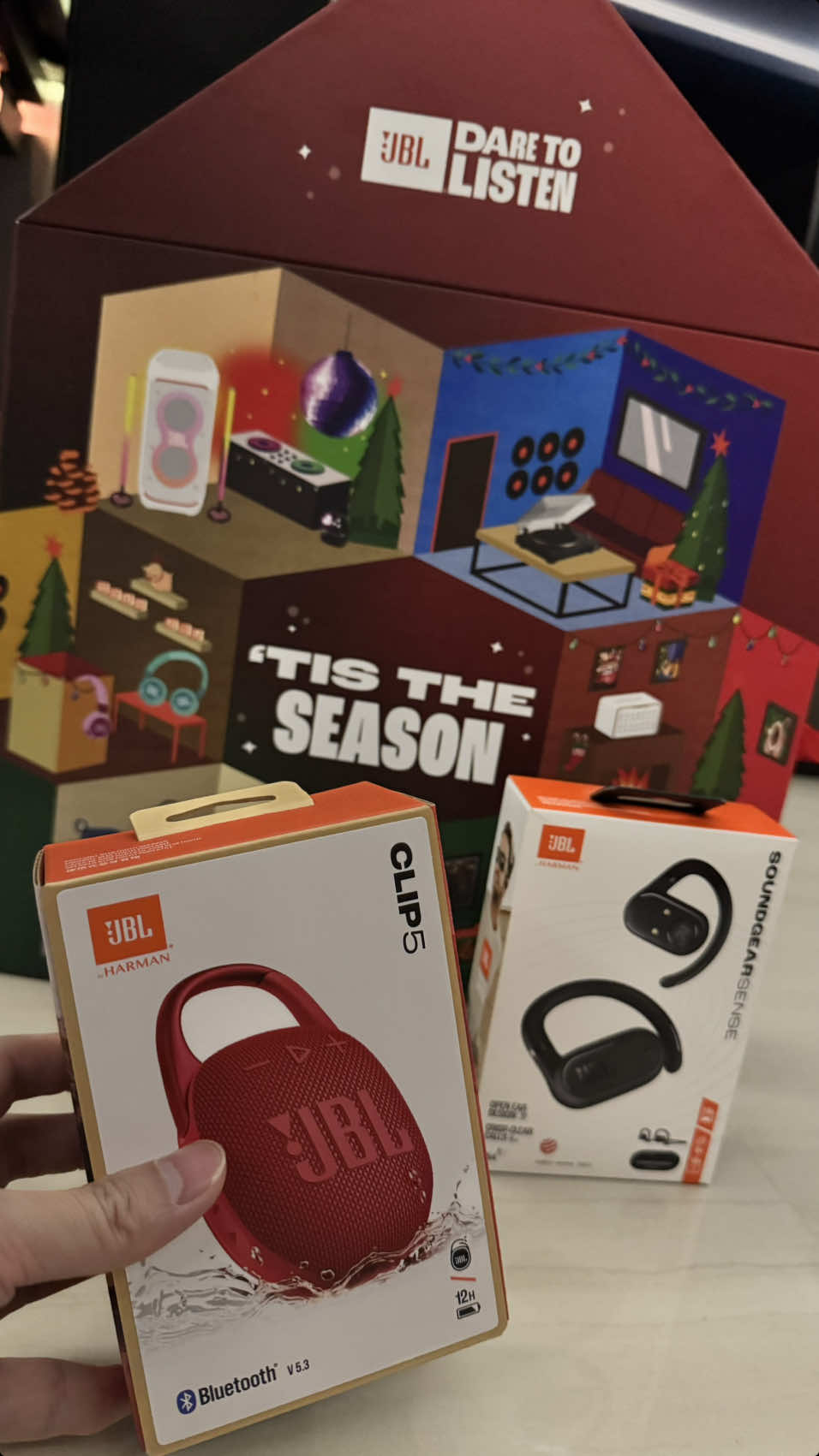 ‘Tis the season to be jolly! Let’s open the JBL Advent Calendar? @JBLAudio #jbl #daretolisten #audio #christmas #adventcalendar #speaker #earbud #tech 