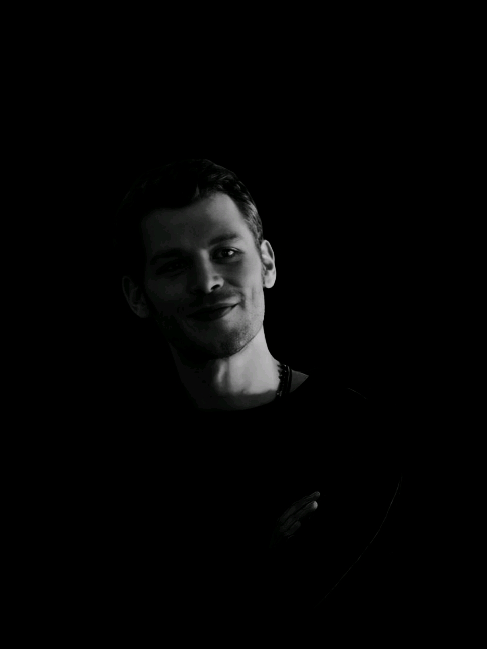 apesar de não poder acabar com a sensação de inutilidade que te assombra, eu posso te dizer que você vai aprender a viver com ela #thevampirediaries  #klausmikaelson  #theoriginals  #diariosdeumvampiro  #osoriginais  #klausmikaelsonedit  #reflexão  #geovane_maff 