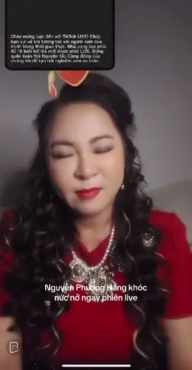 Phương Hằng khóc nức nở ngay phiên live