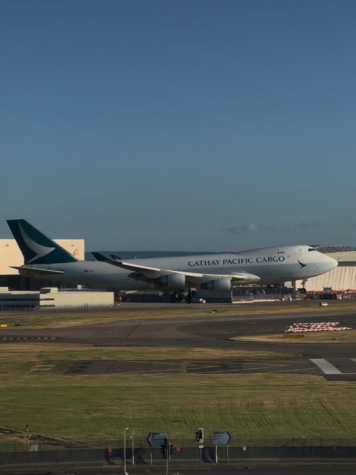 Cathay Pacific Cargo Boeing 747 landing at Heathrow 🤩 #cathaypacific #boeing747 #landing  . . . . . . #cathay #pacific  #boeing747cargo #boeinglovers #landingatheathrow #aviation #aviationlovers #aviationgirl #bigairplane  #airplane #avgeek #planespotting #planespotter #views #foryour #fyp 