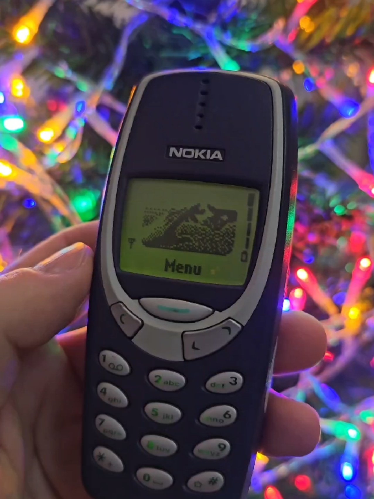 Crăciun Fericit tuturor 🎄🎁 #craciunfericit #nostalgie #telefon #celular #nokia #sarbatorifericite #myphone #phoneguy #2001 #90skids #phoneguy #techtok #fyp #merryxmas #merrychristmas #happyholidays #mobilephone #cellphone #oldtech #oldphone  #throwback #retrovibes 