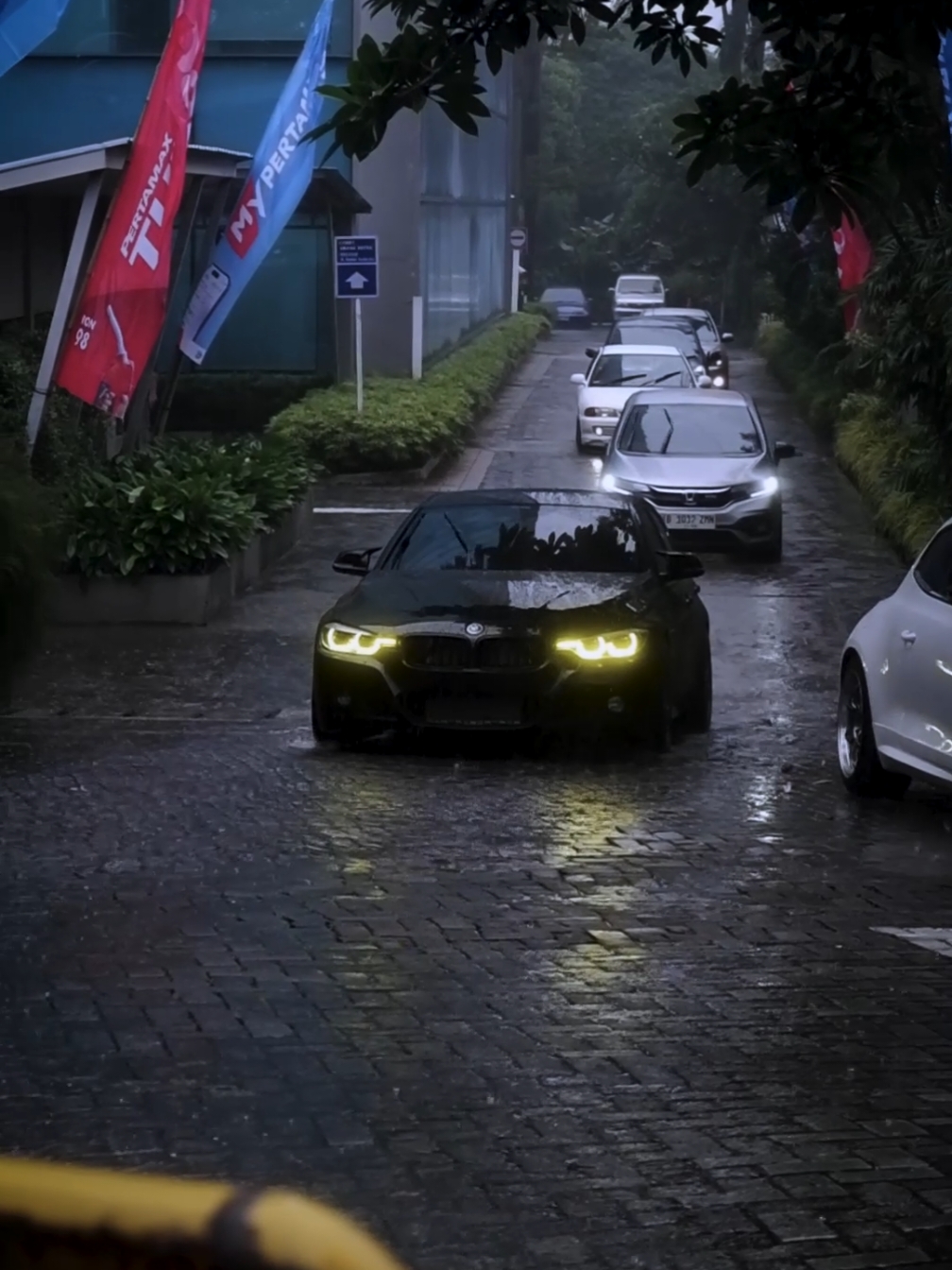 bmw and its yellow eyes #bmw #f30 #black #blackbmw #bmwbodykit #bmw320i #bmw320if30 #bmwm4 #bmwm4competition #m4competition #m4 #g82 #m4g82 #blackf30 #blackm4 #blackg82 #carmeet #rain #bmwintherain #rainybmw #carvideo #cartok #carsofindonesia #carsofinstagram #carvideography #carcinematic