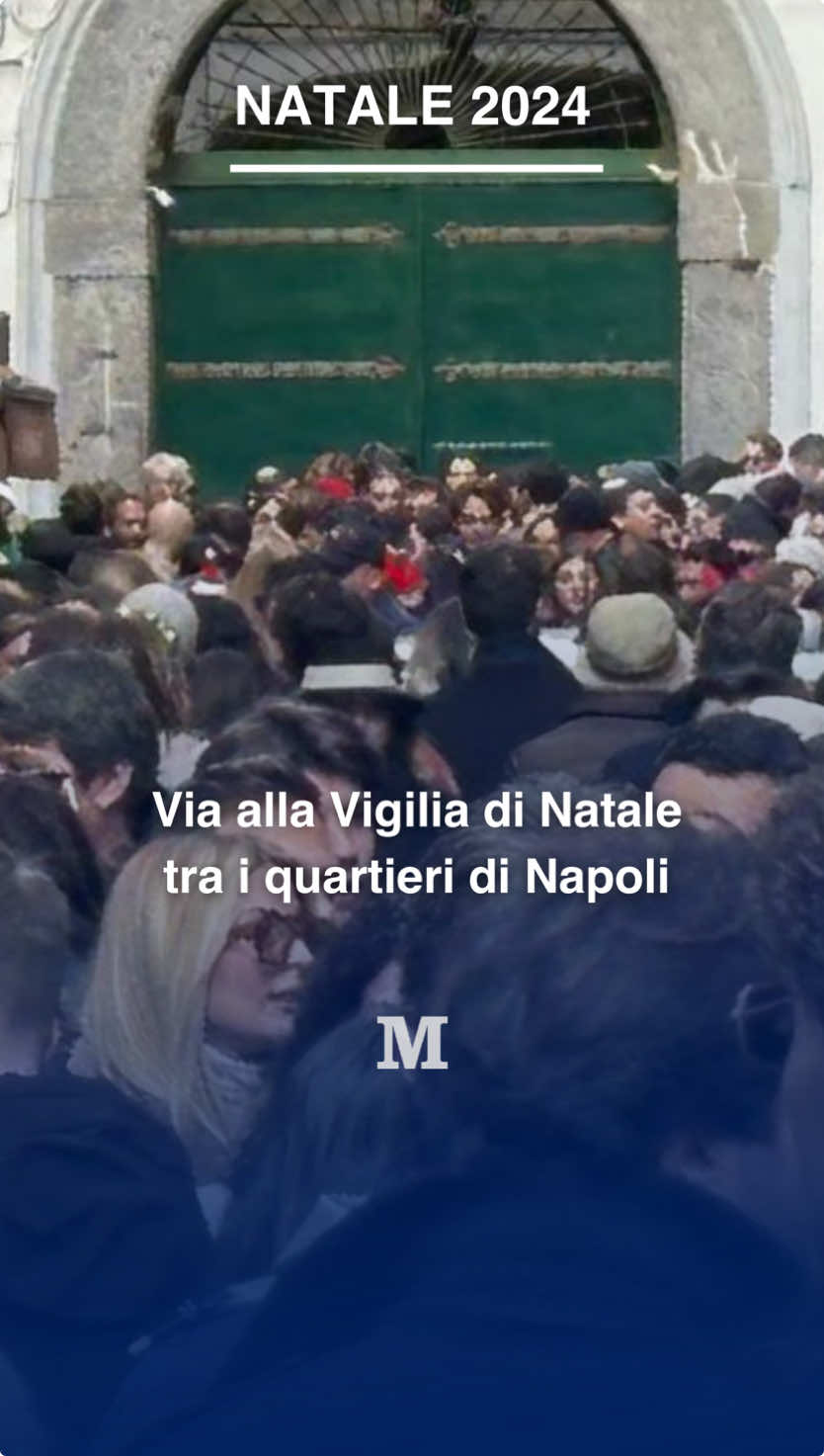 La tipica folla per la vigilia di #Natale a #Napoli  #vigiliadinatale #baretti #aperitivodinatale #brindisi #auguridinatale #barettinapoli #barettichiaia #piazzabellini 