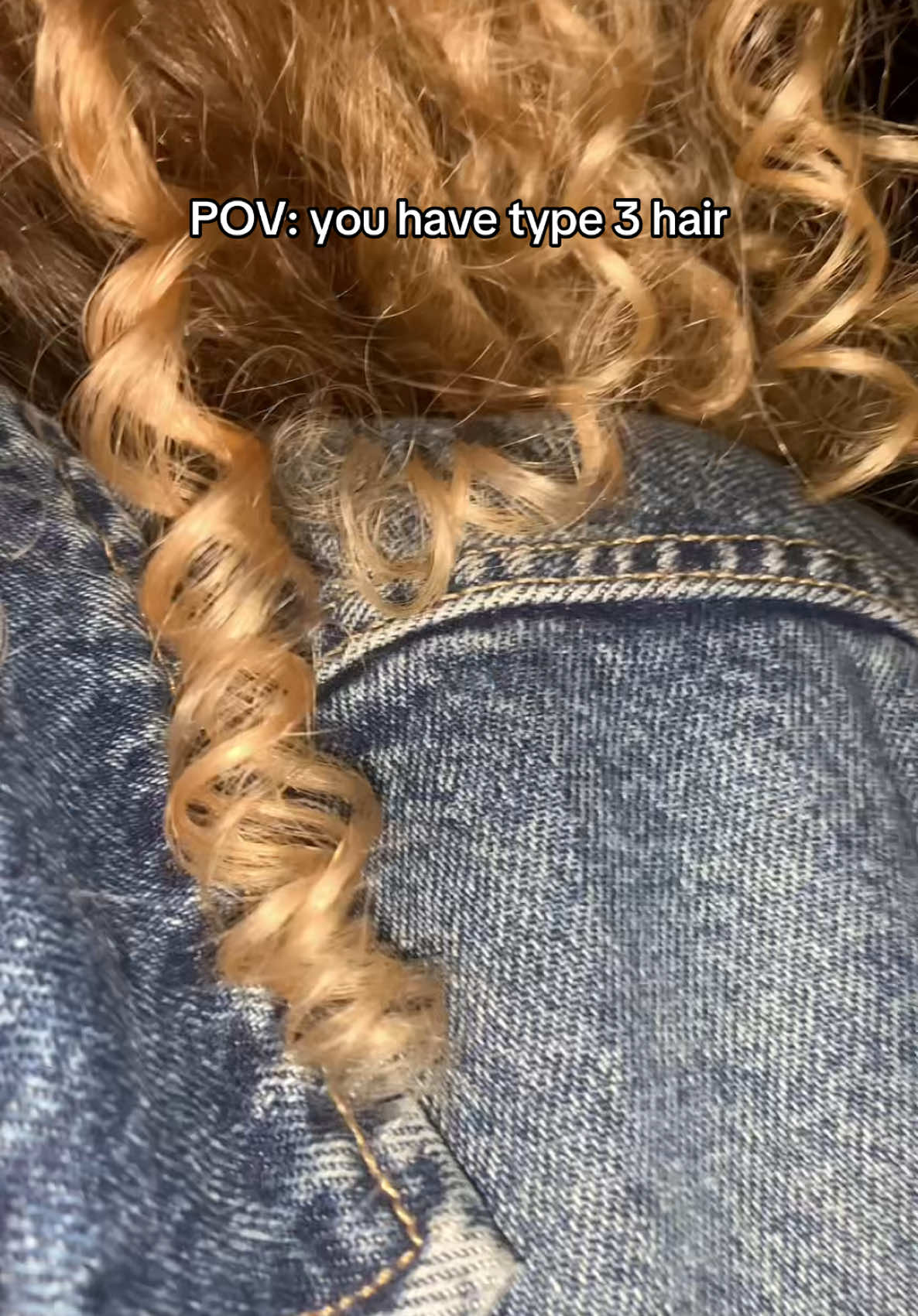 Curls get realll unique looking #type3hair #3bhair #3chair #blondecurlyhair #blondecurls #goldenhair #goldenblonde #strawberryblonde #naturalcurls#naturalblonde #naturalhair #curlyhairtips #curlyhairproblems #curlyhairinspo 