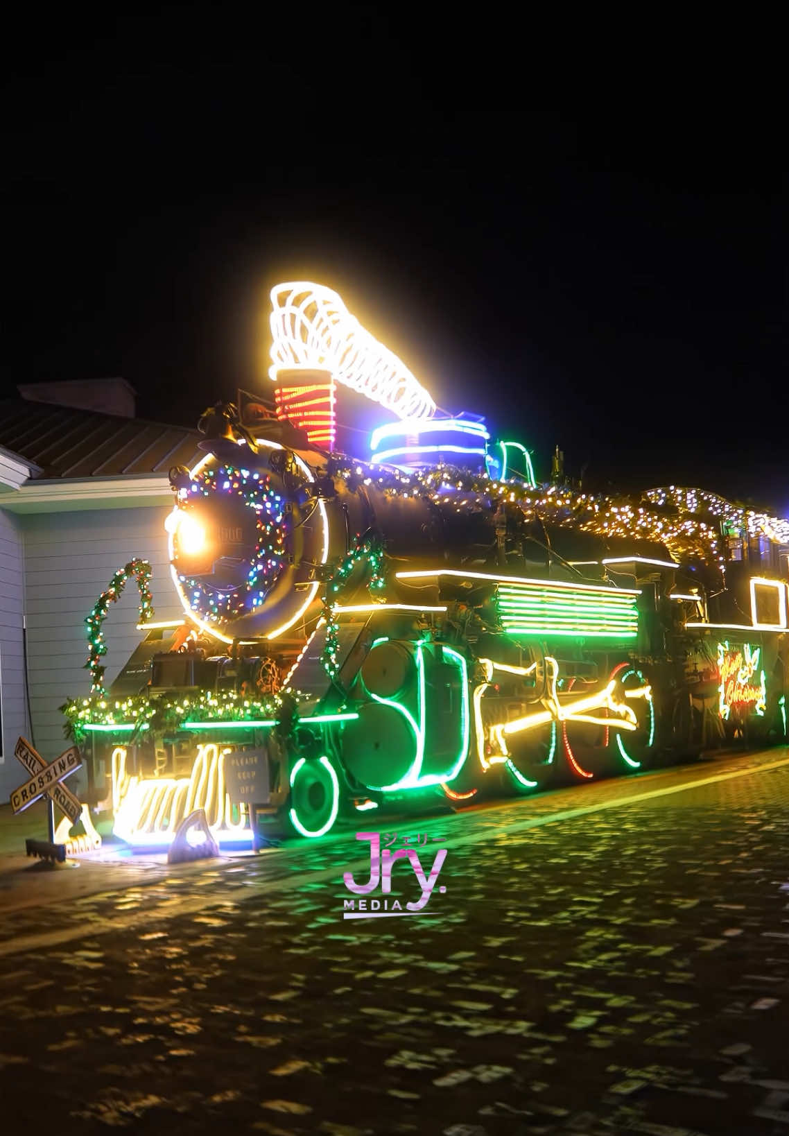 Why wrapping a car in Christmas lights when you can do it with a whole train station? 🎄 Merry Christmas y’all 🫶🏻 #jrymedia #fyp 