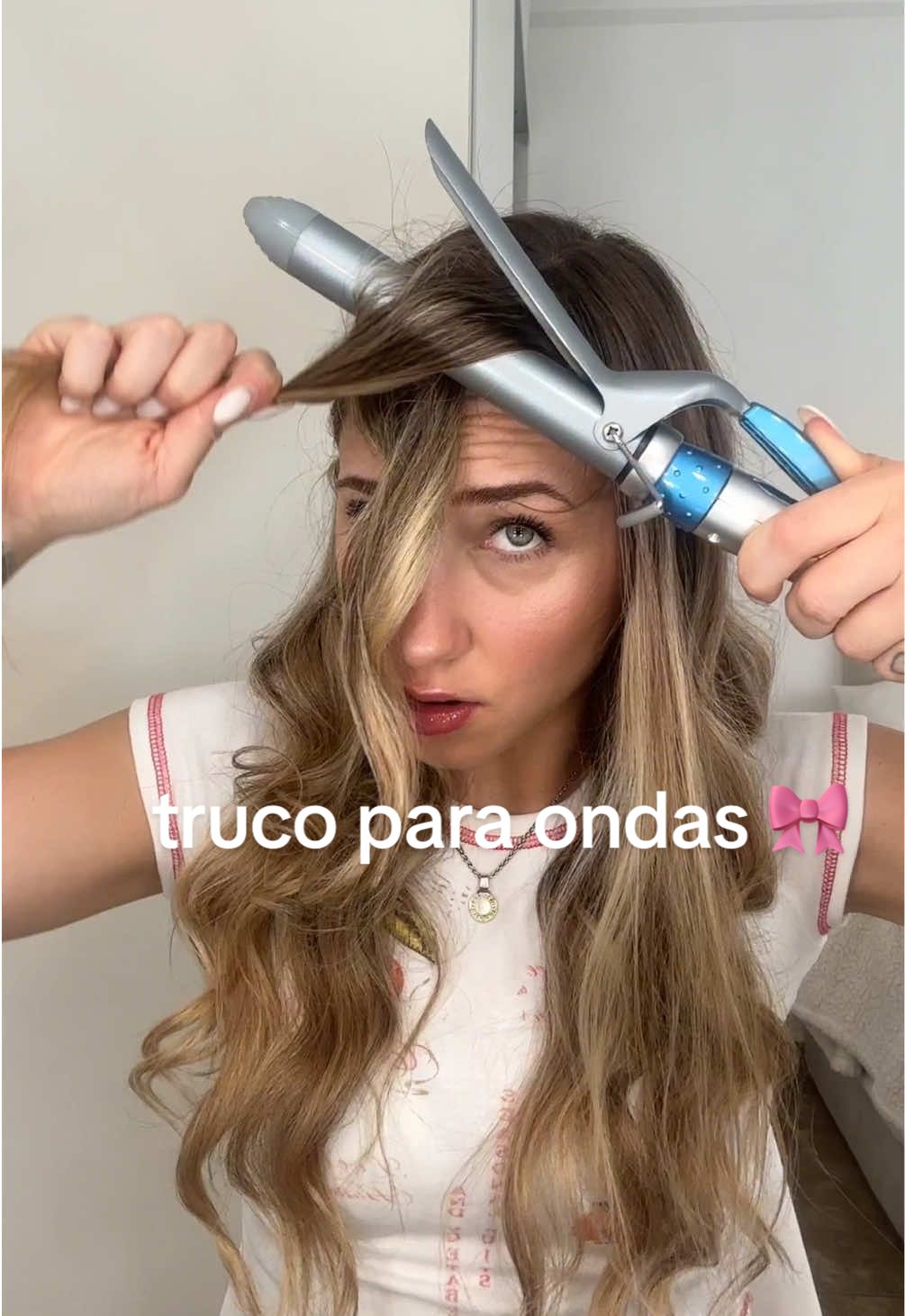 Las ondas perfectas con este truco? Le veo potencial 🎀🫶🏼 que opinan mis girlies? #peinadosfaciles #peinados #ondas #ondascabello #hairtok 