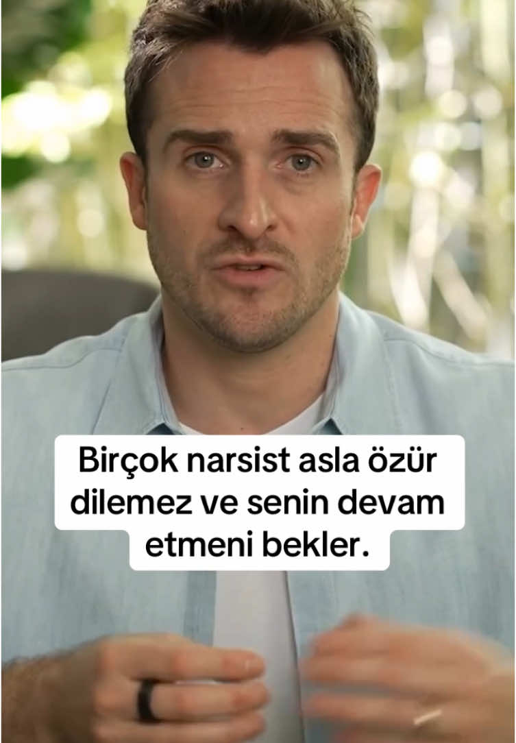 Narsistler ve Özür: Gerçekler ve Manipülasyonlar” Narsistlerle ilişkilerde bir şey dikkatinizi çekti mi? Onlar özür dilemez, hata yaptıklarında dahi hemen toparlanmanızı beklerler. Özür dilemeleri bile genellikle sizi değil, kendilerini rahatlatmak içindir. Peki ya siz? Size yaşattıkları ihanet, acı ve zarar? Hızla toparlanmanızı beklerken, bir yandan da yaptıklarını küçümser ve sizi manipüle ederler. 📌 Empati eksikliği ve manipülasyon, narsistik ilişkilerin temelidir. Peki şimdi ne yapmalıyız? Hayatınızda sizi gerçekten anlayan, sizin hislerinize değer veren insanlara yer açın. Narsistlerin “devam et” baskısına karşı durun ve kendi iyileşme sürecinize odaklanın. ⚡ Unutmayın: Başkasının hızla toparlanması, onların suçsuz olduğu anlamına gelmez! 💬 Bu yazıyı okurken aklınıza kim geldi? Paylaşın ve düşüncelerinizi yorumlarda yazın! #Narsizm #Manipülasyon #Psikoloji #DuygusalSağlık #Farkındalık #ZihinselSağlık #İlişkiler #Toksikİlişkiler #narsissist #keşfetteyizzz #keşfetbeniöneçıkar #fypp 