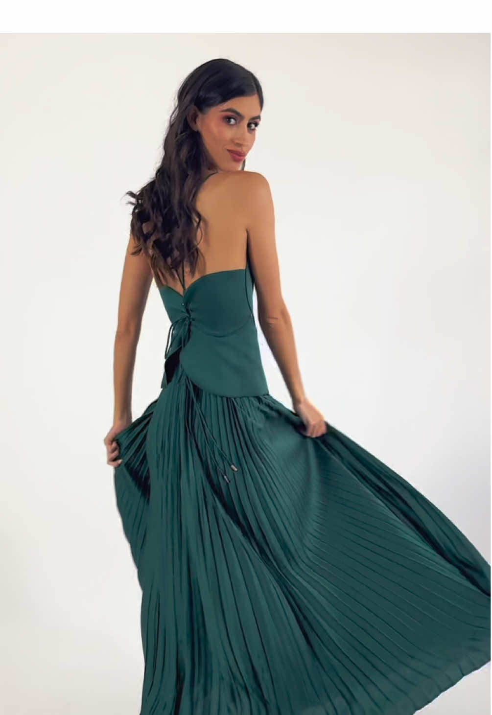 Esta es tu señal para ir a un evento y usar MIRRA✨ Disponible en verde, azul, negro y rosa en shopcindel.com #fyi #fyp #cindellook #cindel #cindeldress #dress #vestido #inspostyle #getthelook #season #eventseason #inspolook #look #inspostyle #outfit #OOTD #getthelook