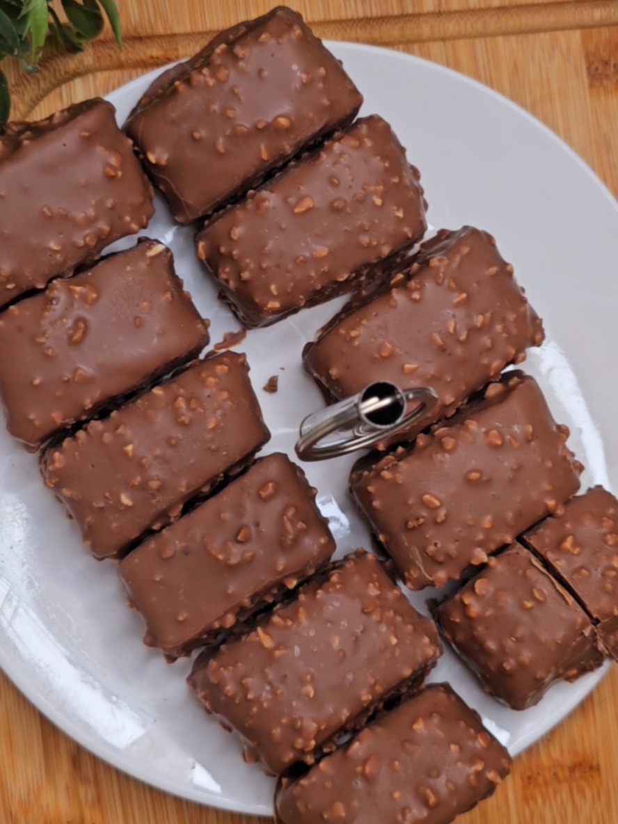 Dessert in munten =Zutaten 200 g Nüsse +Kekse 200g +200ml Kondensmilch +200 g geschmolzene Schokolade =stellen in Kühlschrank 1 Stunde vor dem Schneiden 