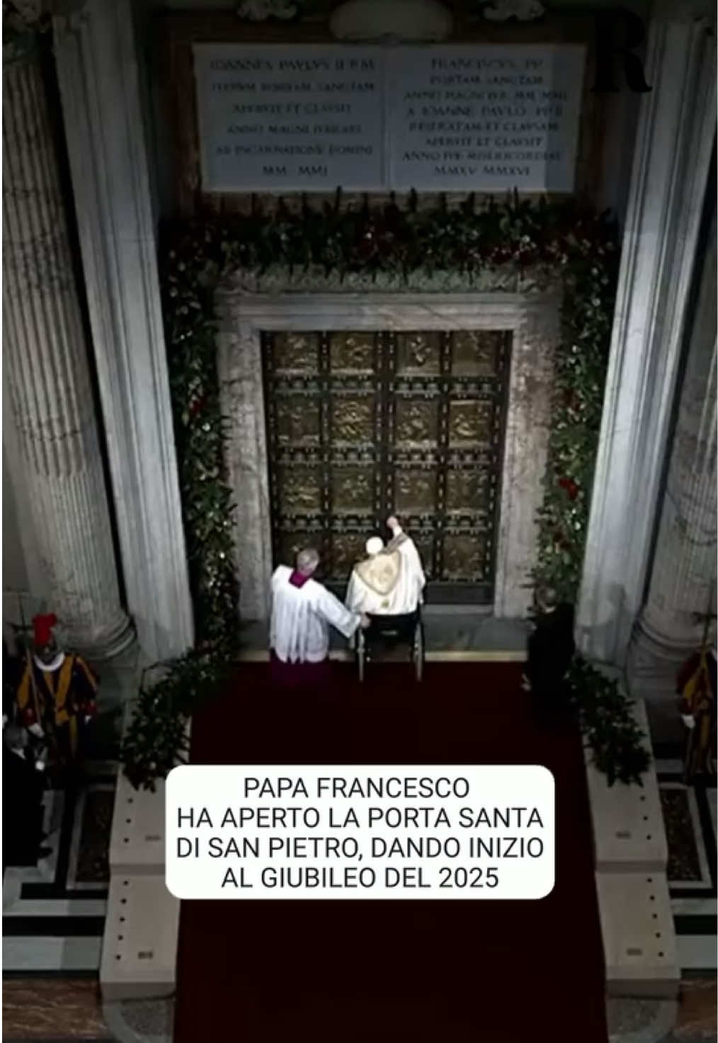 Papa Francesco ha aperto la Porta Santa di San Pietro, dando inizio al Giubileo del 2025. “La Porta Santa che si apre, nella notte di Natale, è l’invito a compiere un passaggio - ha scritto Bergoglio su X poco prima dell’inizio della cerimonia -. Una pasqua di rinnovamento, a entrare in quella vita nuova che ci viene offerta dall'incontro con Cristo”. Il Papa è stato il primo pellegrino a varcare la Porta, seguito da oltre cinquanta fedeli in rappresentanza del mondo. #Giubileo #Roma #Chiesa #PapaFrancesco