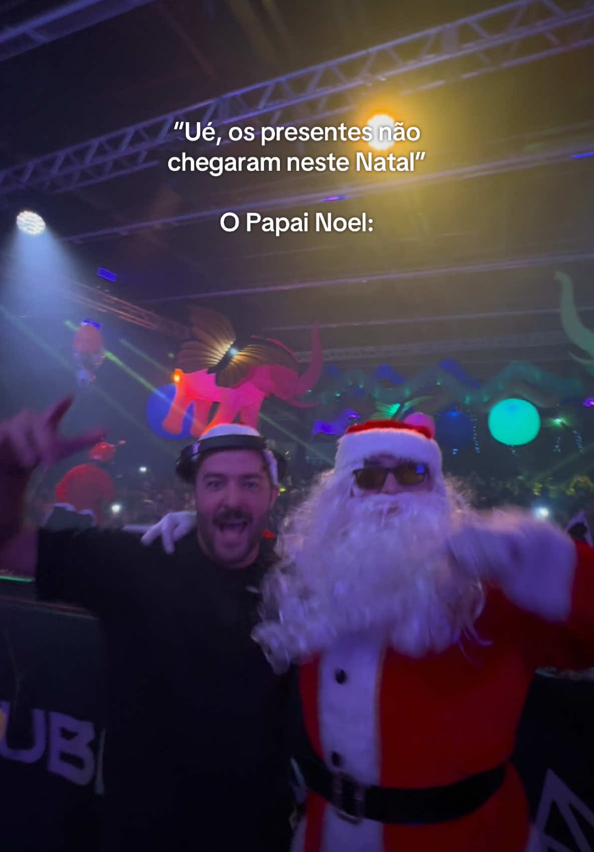 Você aí sem presente e o Papai Noel vivendo tudo que há pra viver na @Dogz Parade durante o nosso set Nostalgia 😂🎅 #natal #papainoel #nostalgia #dubdogz #musicaeletronica 