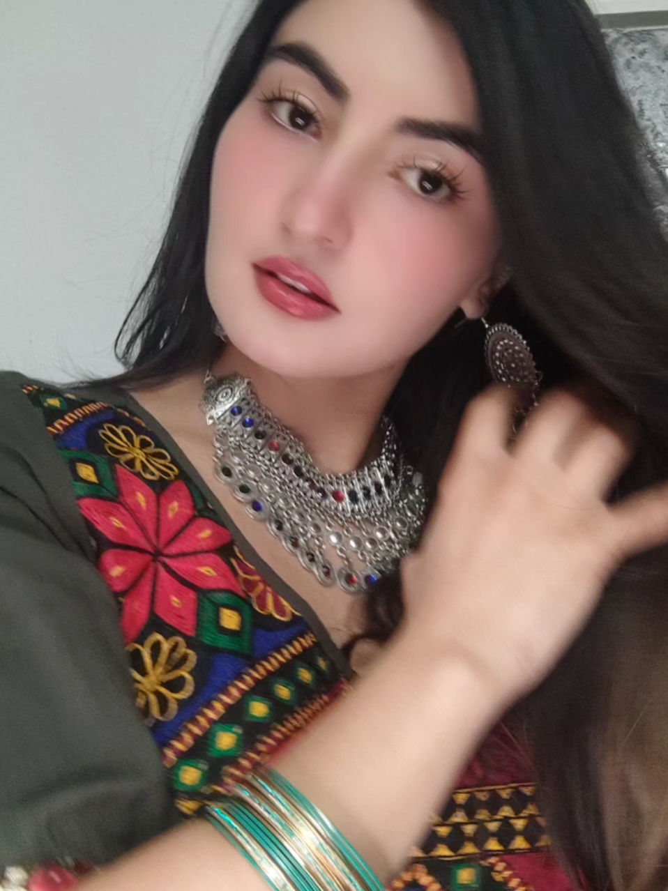 I love this song, but i don't understand what he is singing 🤪 #pashtosong #minakhan #fupage #foru #afghangirl 