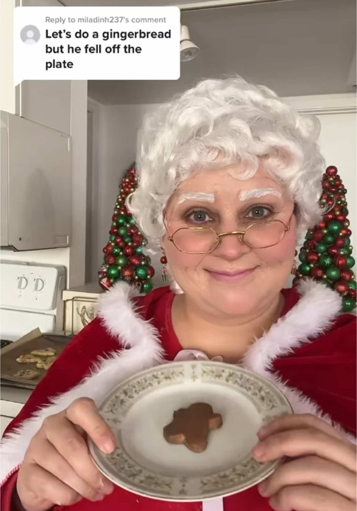 So silly🎄🍪 Mrs Claus vs gingerbread cookie #mrsclaus #gingerbread #cookie #christmaseve #christmas #christmasbaking #12daysofchristmas #24daysofchristmas 