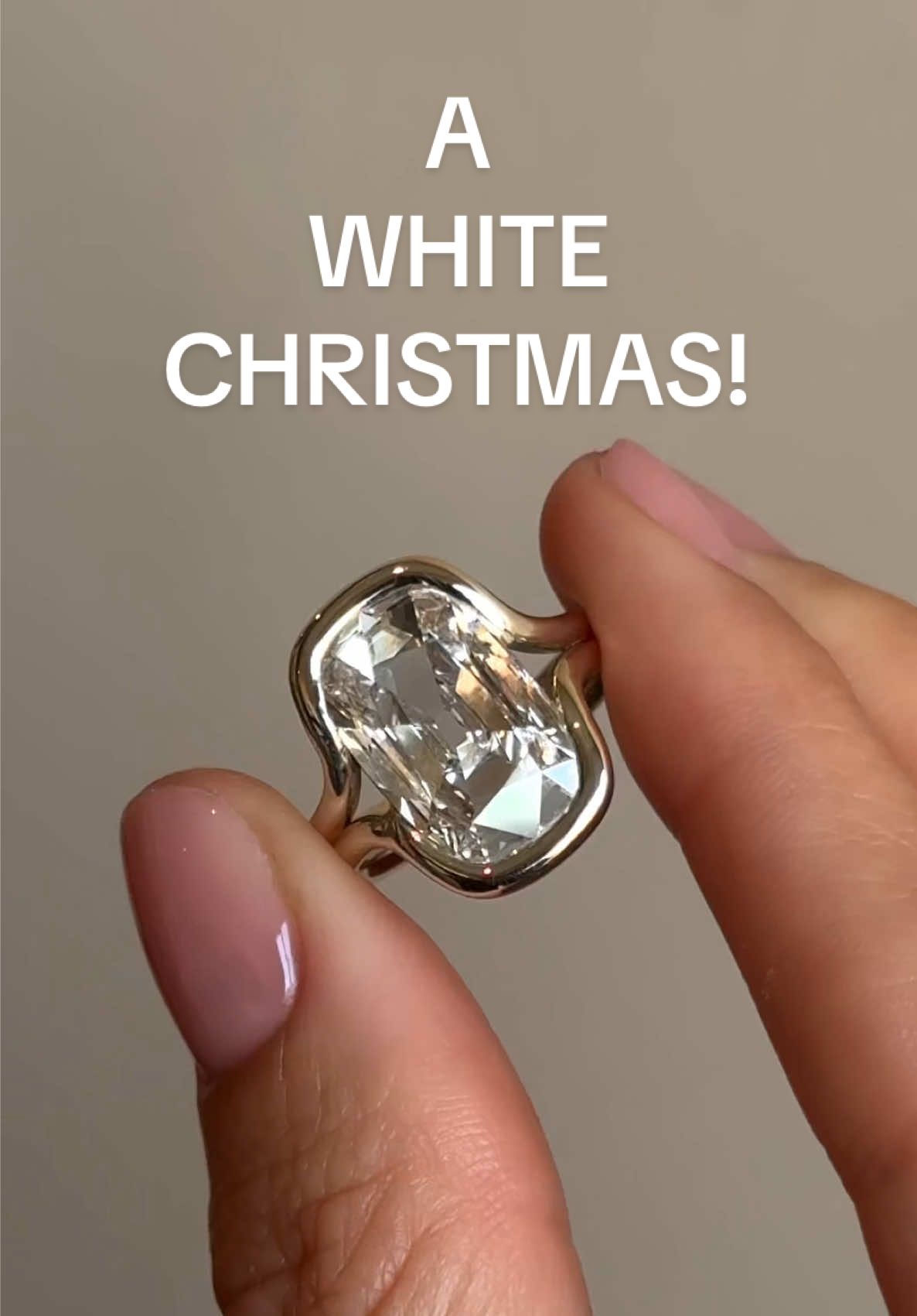 We’re dreaming of a white (gold) Christmas…❄️✨💎 Something about Onda in white gold is truly so magical! 🪄 #sofiakaman #engagementring #diamondring #diamond 