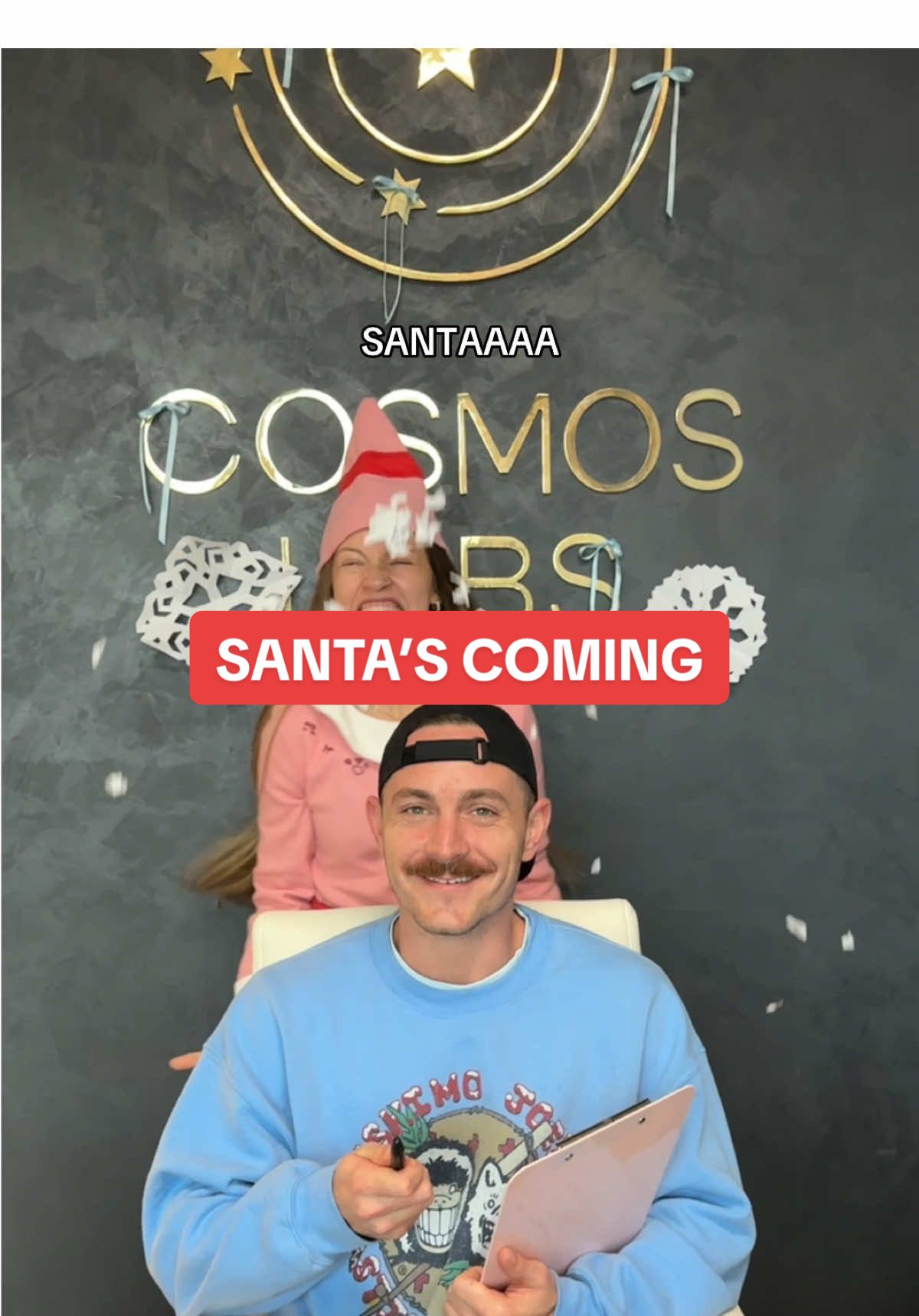 I know him, I know him!!!🎅 #elf #cosmoslabs #santascoming #buddytheelf #tomorrowmorning10am #santaclaus #officeelf #elfontheshelf 