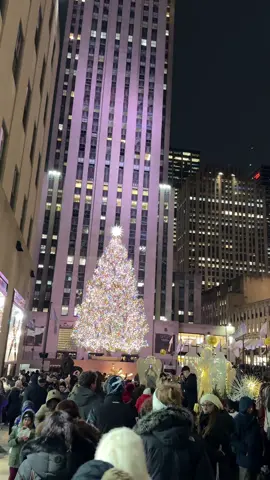 The Rockefeller Christmas tree , New York City - Merry Christmas 🎅🇺🇸❤️🎄 #NYCPhotography #christmas #Nyc #snow #holiday #snowfall #newyork #5thavenue #usa 