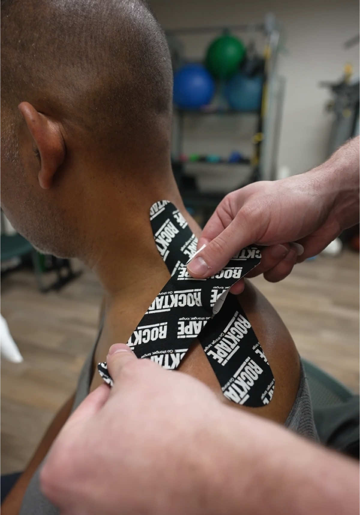 How to relieve neck and shoulder pain?  Kinesio taping works by lifting the skin to reduce pressure, improve circulation, and support your muscles.  It’s simple and effective! 🩹 #physicaltherapy #kinesiotape #neckpain 