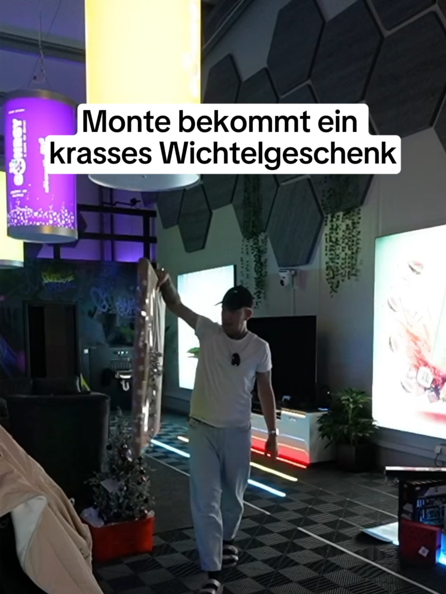 Monte bekommt ein krasses Wichtelgeschenk #monte #montanalack #montanablack88 #geschenk #wichtel #wichteln #geschenke #gift #weihnachten #winterevent #special #event #highlight #gönrgy #highlights #bild #kylo