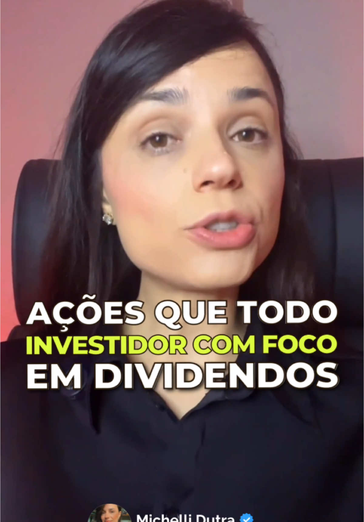 3 ações que todo investidor com foco em dividendos deveria analisar. Importante ressaltar que esse post não representa uma recomendação de investimentos. Além dos indicadores que trago aqui em outros posts é importante analisar os dados citados abaixo: - Como a empresa ganha dinheiro - Governança - Balanços históricos - Projetos futuros - Margens de eficiência - Vantagens competitivas - Pontos fortes e fracos - Maturidade da empresa - Custos - Payout É essencial fazer uma análise mais profunda da empresa, considerando seu setor, concorrência, perspectivas de crescimento e posicionamento no mercado.  Investir com foco em dividendos requer uma abordagem equilibrada entre o potencial de retorno de dividendos e a solidez geral da empresa como um investimento a longo prazo. Estudando isso você já estará na frente de muitos investidores! Se você tem dúvida sobre como começar a investir, eu posso te ajudar, CLIQUE NO LINK DA BIO E ACESSE O E-BOOK: COMO COMEÇAR A INVESTIR DO ZERO, é um guia completo! Gostou do conteúdo? E quer aprender a investir do zero me segue @midutradutra que te ensino! 🚀 #investimentoimobiliario #ibovespa #investidor#bolsadevalores #ações #mercadofinanceiro#educaçãofinanceira #liberdadefinanceira