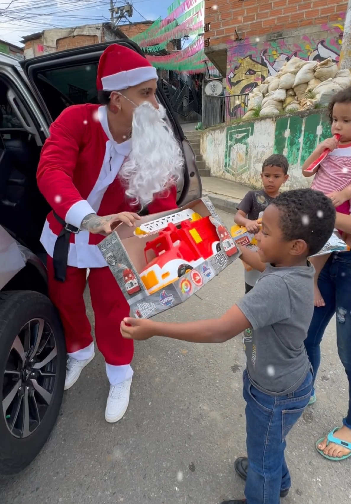 Esto suelo hacerlo todos los años sin necesidad de grabar pero esta vez lo hago para que personas con buena capacidad económica como yo se animen hacer este tipo de acciones. Feliz navidad 🎅🎄#mrstiventc #navidad #regalos 