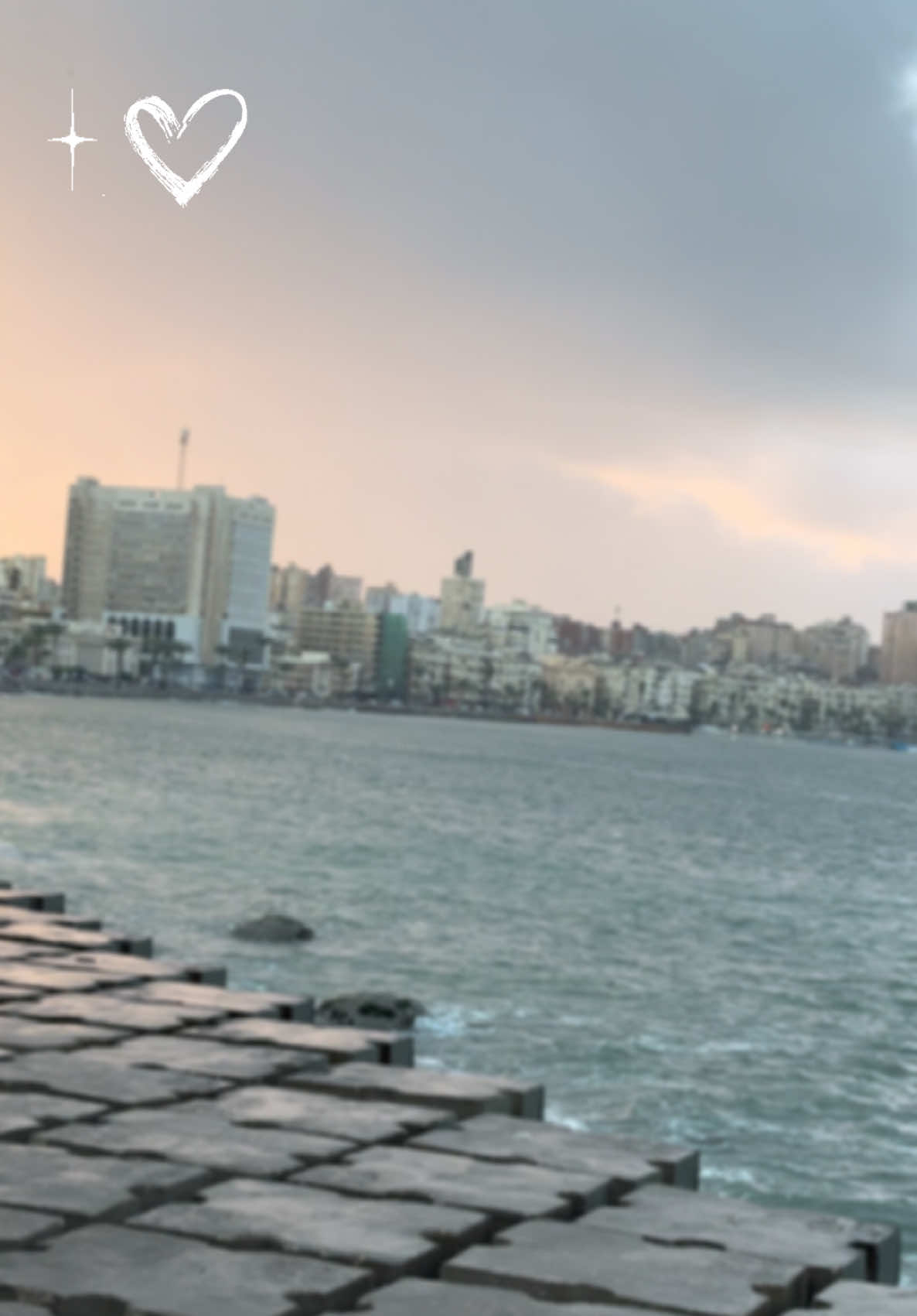 وبينا ميعاد♥️ #alexandria #fyp #wintervibes 😍#amr #sea #rain 🌦️