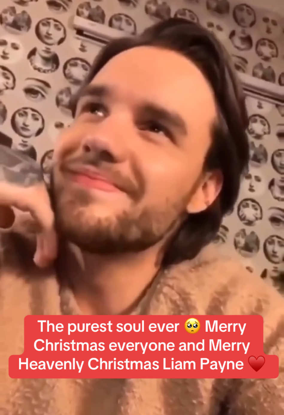 #Love #Peace and #Happiness 🥺♥️ It’s officially #ChristmasDay in the UK so I hope you all have a wonderful day and no doubt we’ll all be raising a glass to #liampayne today too as we won’t ever leave him behind #wolverhampton #liampaynetribute #payno #liampaynevideo #fyp #1d #1dedit #fypviralシ #foru #liampayneedit #relatable 