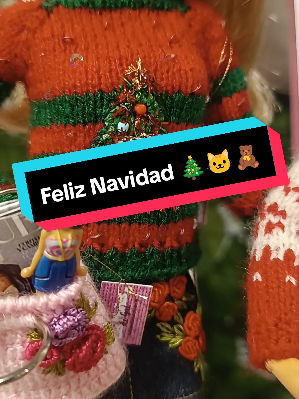 Que cada estrella en el cielo brille para ti en esta Navidad, dándote paz y felicidad. Son los sinceros deseos de Las Muñes de Gui. 🧸🐱🎄 #miniature #hechoamano #handmade #miniatura #lapaz_bolivia🇧🇴 #artetiktok #barbieclothes #barbie #barbiedoll #barbiestyle #barbiegirl #navidad 