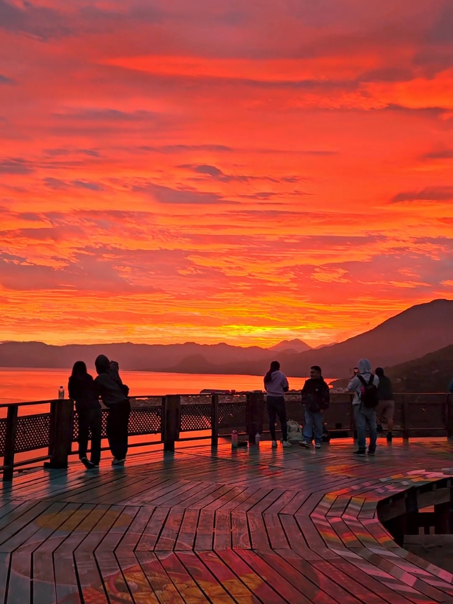 El cielo en llamas sobre el lago de Atitlán 24/12/24 🔥 . . . #nubes #amazing #fyp #paratiiiiiiiiiiiiiiiiiiiiiiiiiiiiiii #foyou #CapCut #sanjuanlalaguna #amanecer #sunrise 