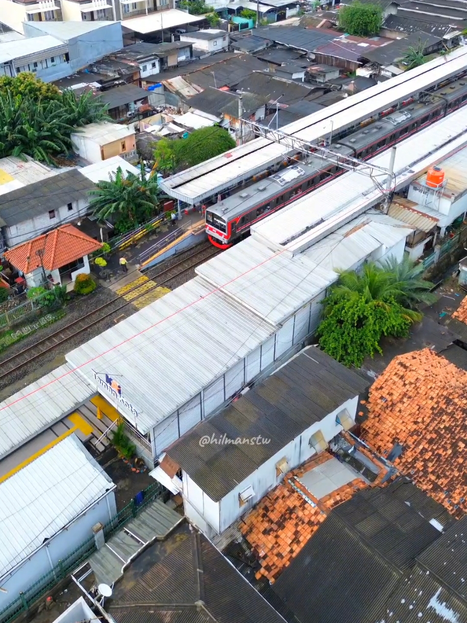 Melihat dari dekat Aktivitas Stasiun Taman Kota yang ada di Jakarta Barat #stasiun  #stasiuntamankota  #cengkareng  #cengkarengjakartabarat  #kedaungkaliangke  #jakarta  #jakartabarat  #dronejakarta  #fyp #fypシ #fypage  #fyppppppppppppppppppppppp 